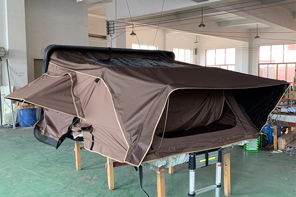 Hard shell roof top tent